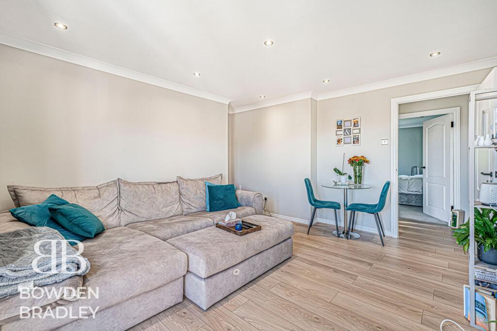 Apartment in London, Hainault - View 3