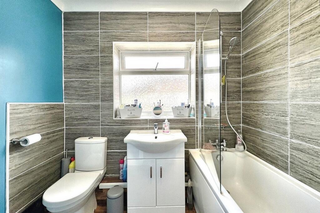House in Rushmoor, North Town - More