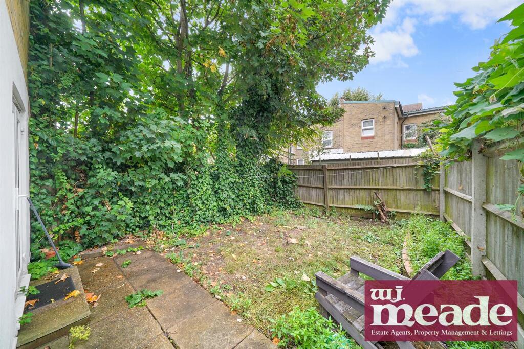 4 bedroom semi-detached house for rent