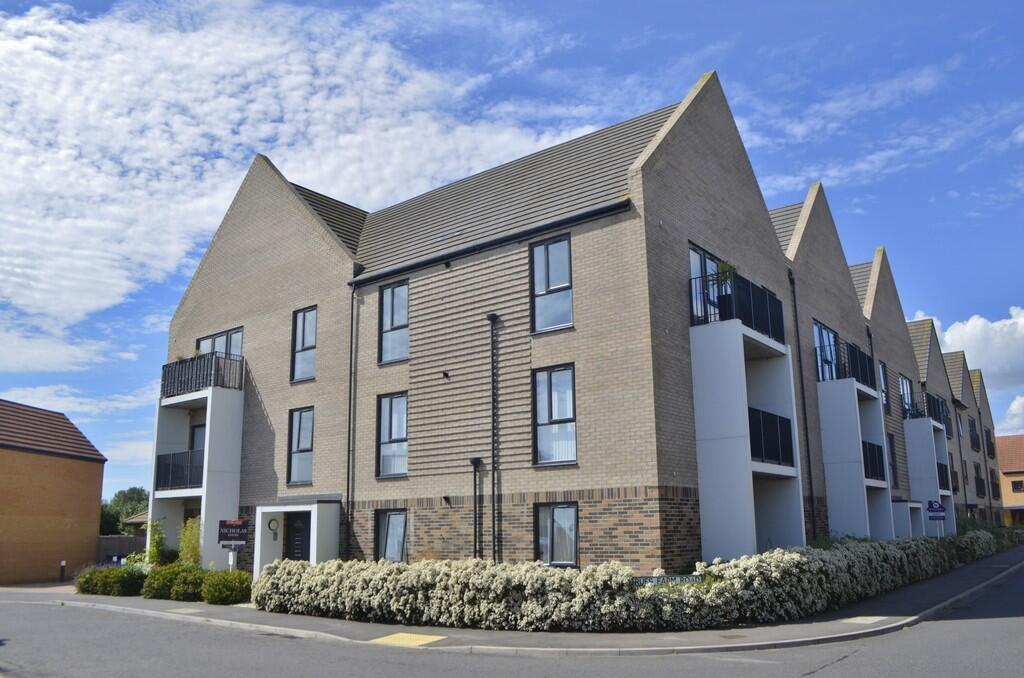 2-bed flat on Pasture Court, Holmhill Drive, £250,000