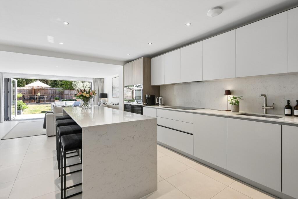 House in Kingston upon Thames - More
