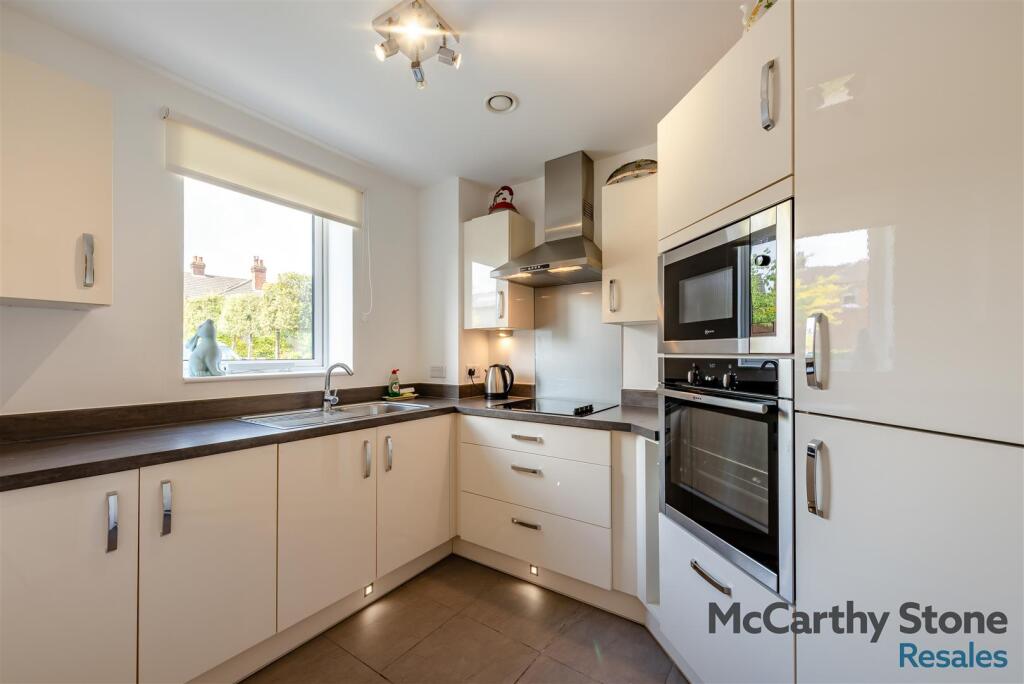 Apartment in Tunbridge Wells, Royal Wells Park, St James - View 4