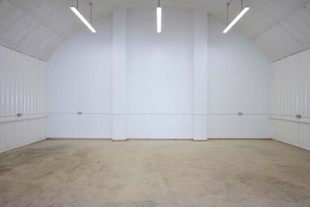 An empty arch with white lining