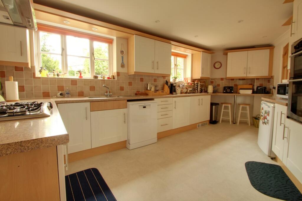 7 Fernleigh Close photo 4