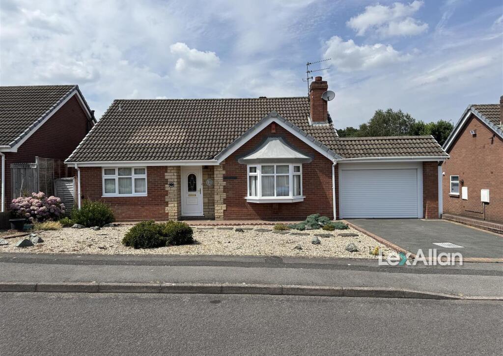 2-bed detached on Twickenham Court, Wollaston, Stourbridge, £475,000