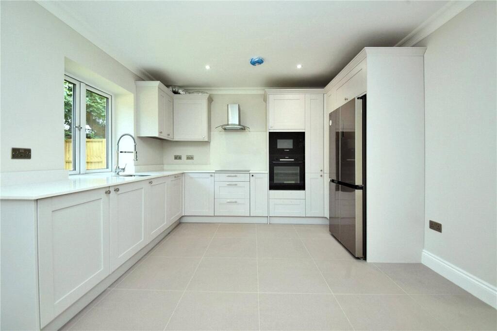 House in Sutton - View 4
