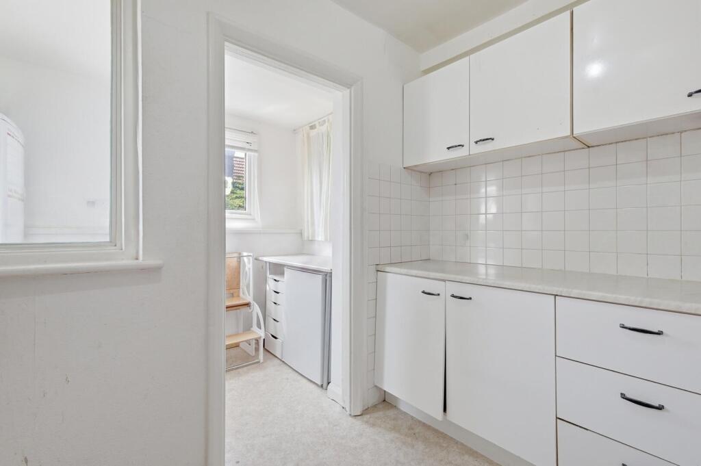 Apartment in Romford - View 5