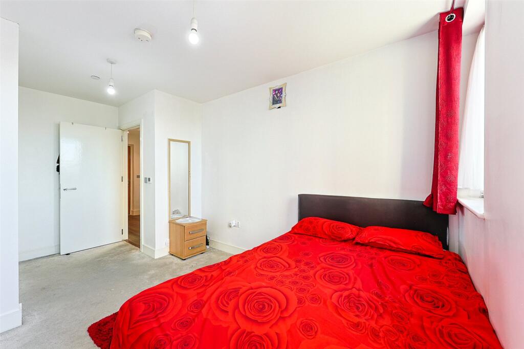 Apartment in Southall - More