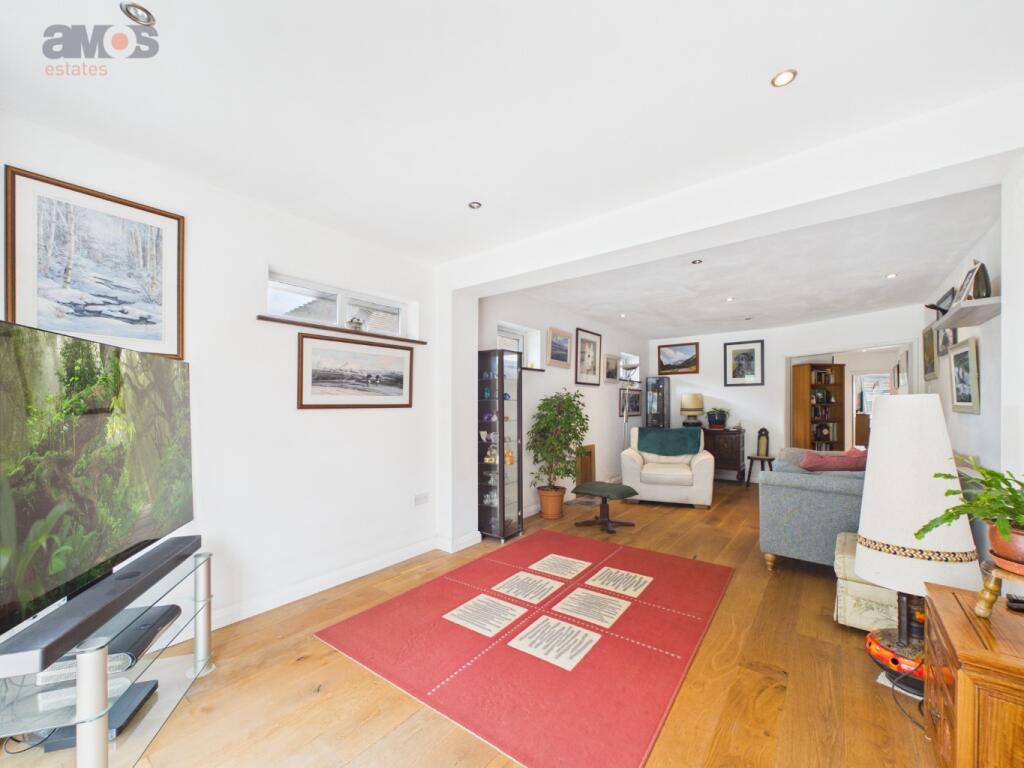 House in Castle Point, Hadleigh - More