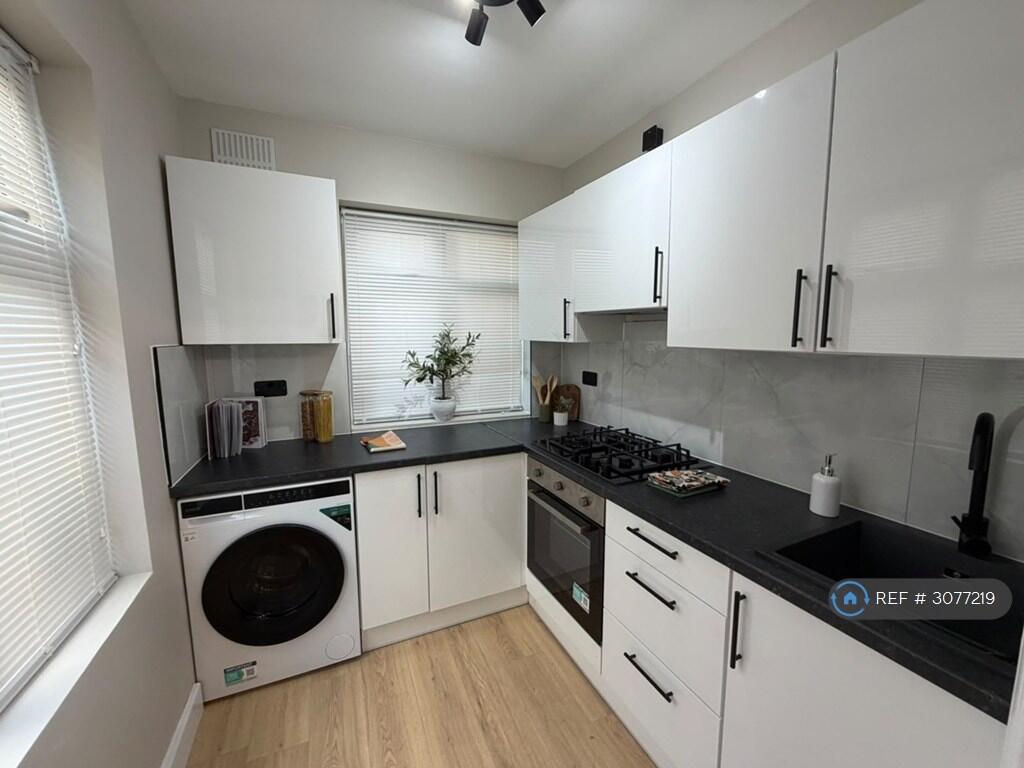 Apartment in Ilford - View 5