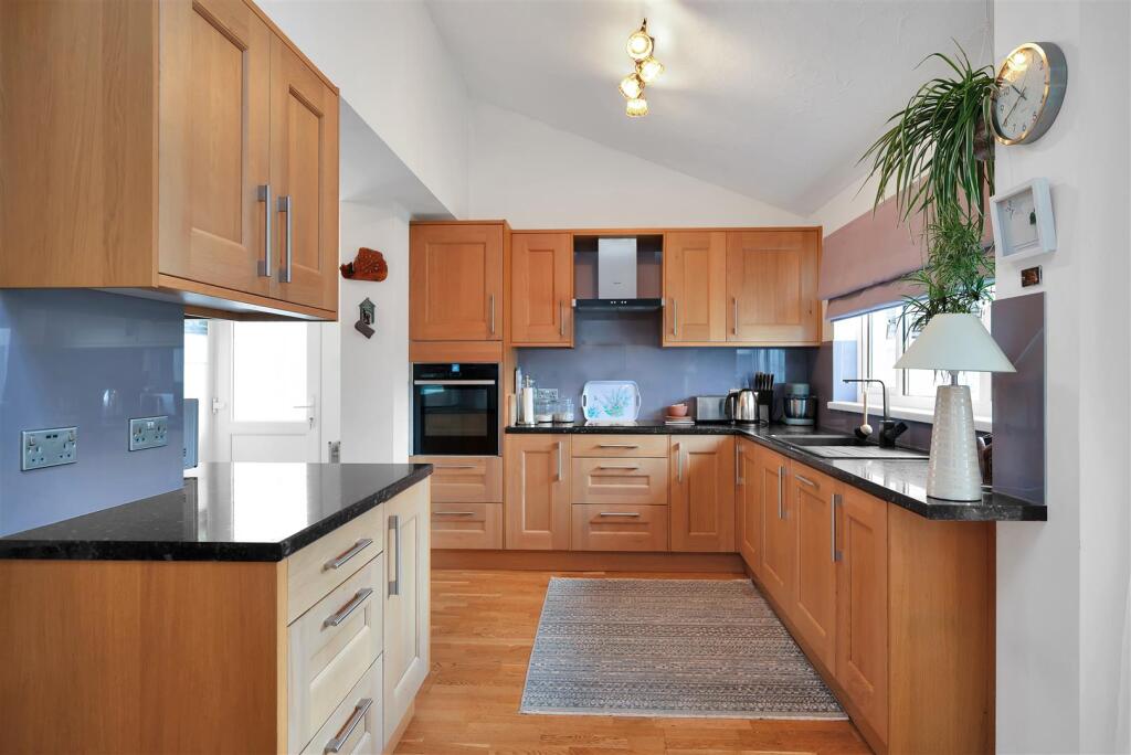 Lynhurst Avenue, Sticklepath, Barnstaple photo 4