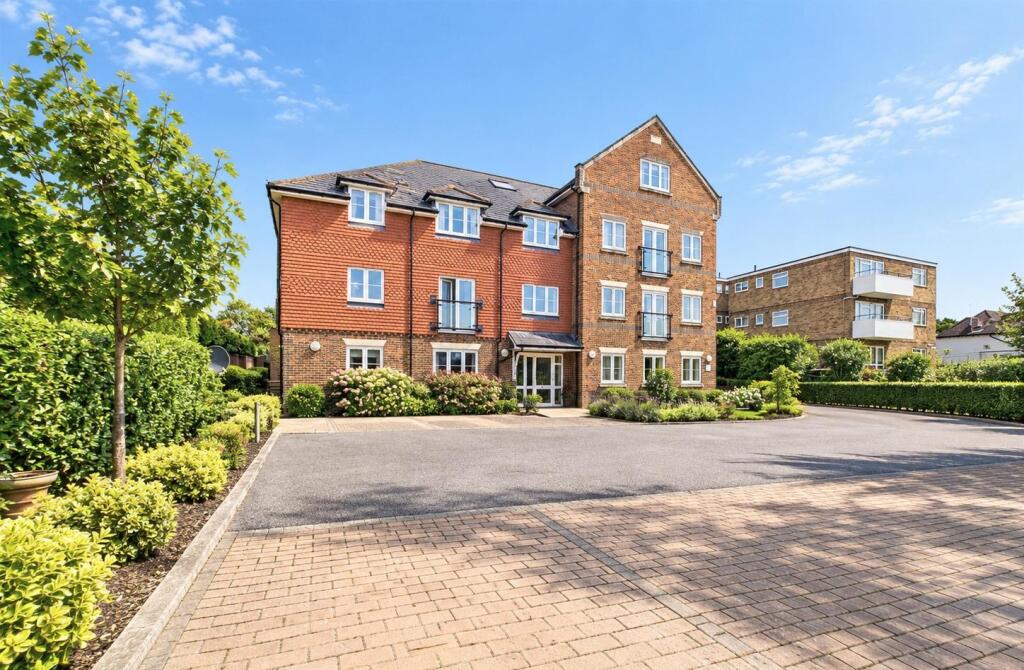2-bed flat on Collington Avenue, Bexhill-On-Sea, £275,000