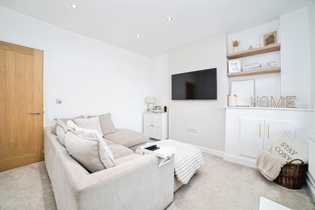 Huthwaite Road, Sutton-in-Ashfield, Nottinghamshire, NG17 photo 4