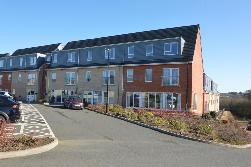 2-bed flat on Woodland View, Ryde, £45,000