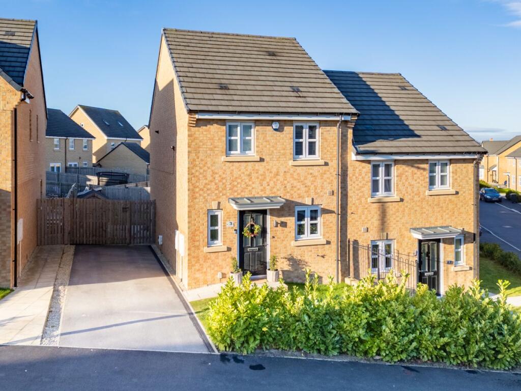 3-bed semi-detached on Hollybeck Street, Drighlington, £275,000