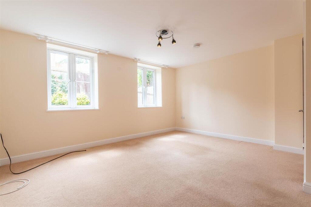 House in Gloucester - View 4