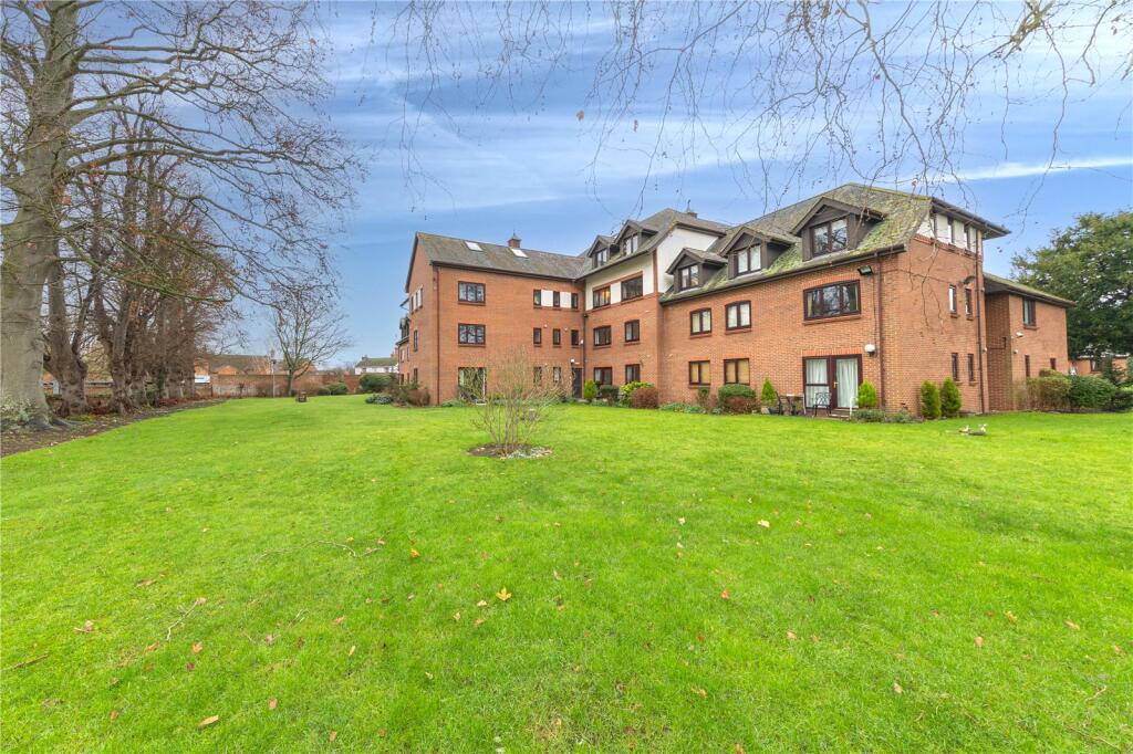 2-bed flat on Lawnsmead Gardens, Newport Pagnell, Buckinghamshire, MK16, £220,000