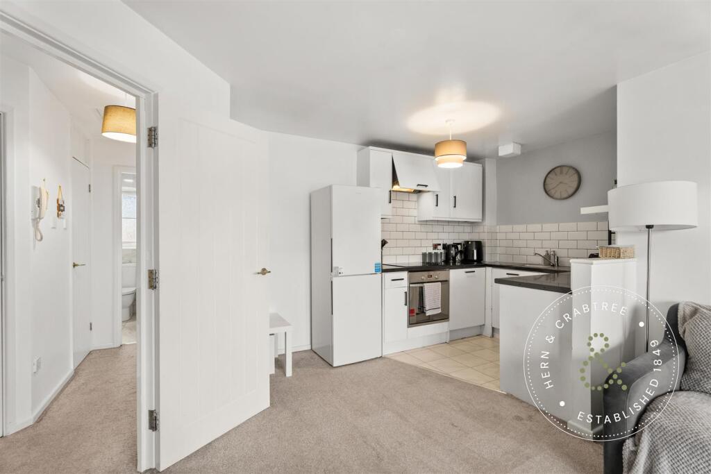 Apartment in Cardiff, Grangetown - View 3