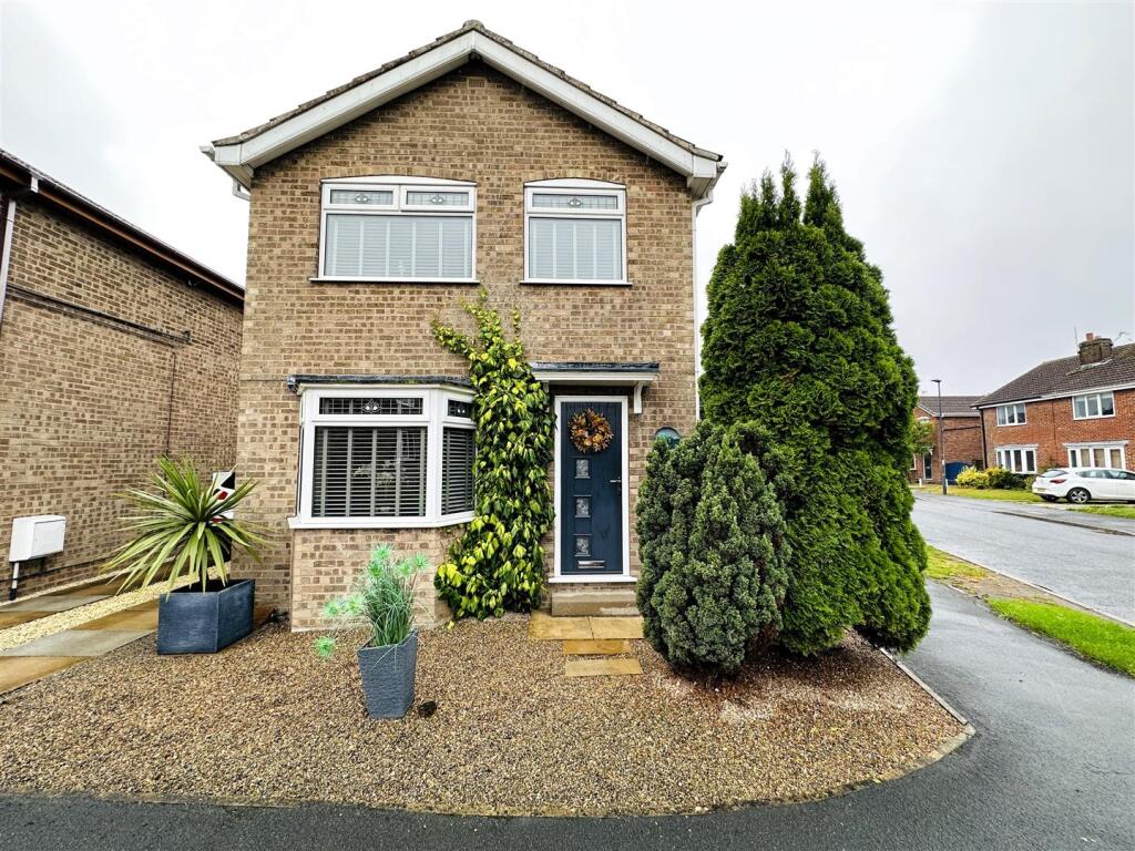 3-bed detached on Sycamore Road, Barlby, Selby, £260,000