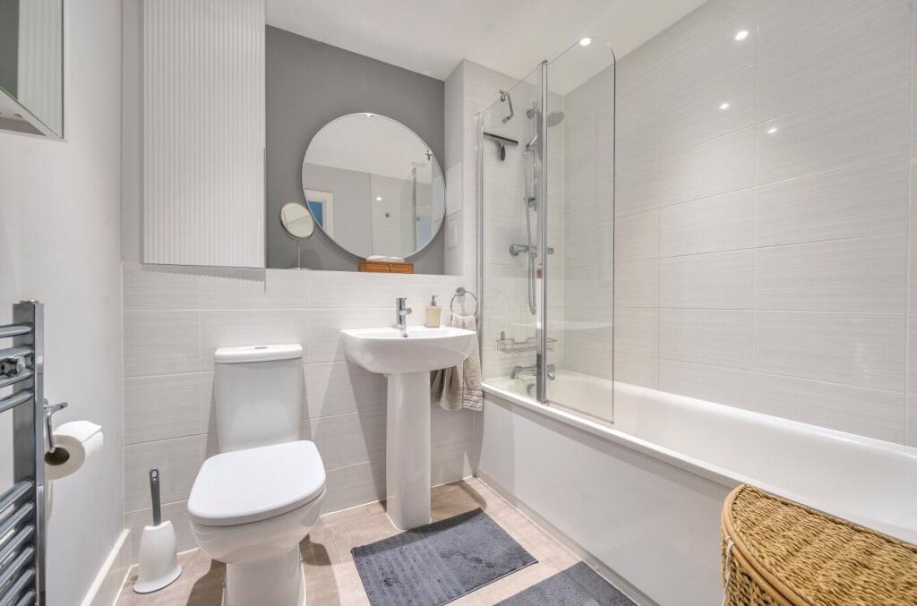 Apartment in Winchester, Knights Quarter, West Hill - More