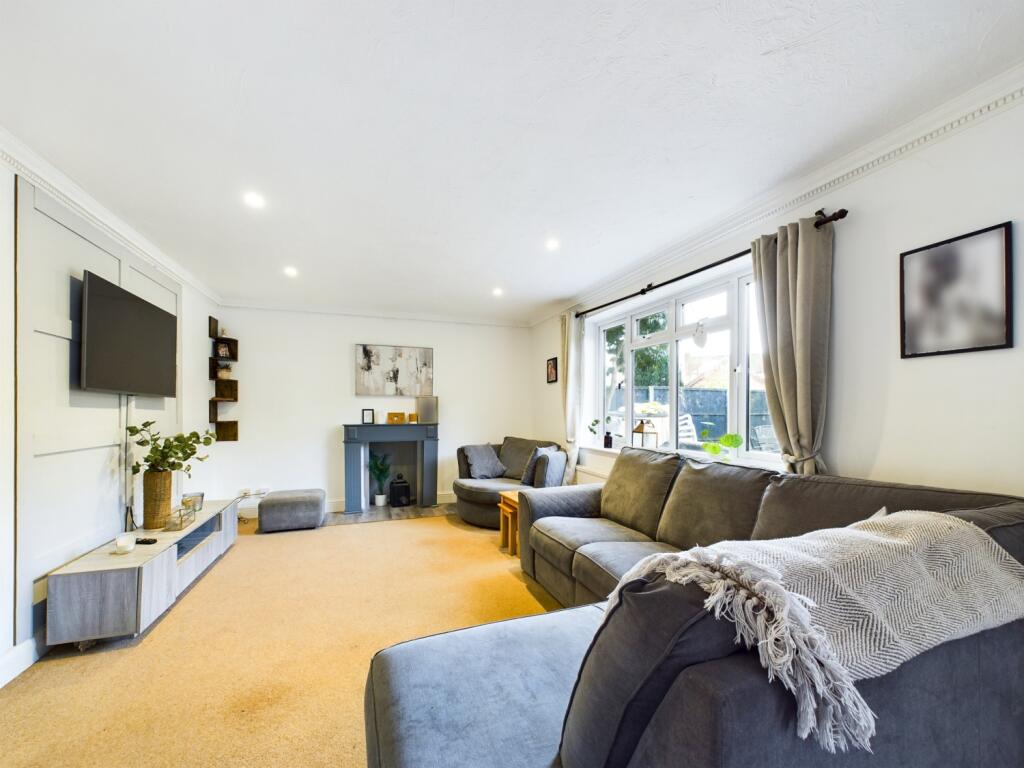 Privet Road, Lindford, Bordon, Hampshire, GU35 photo 2
