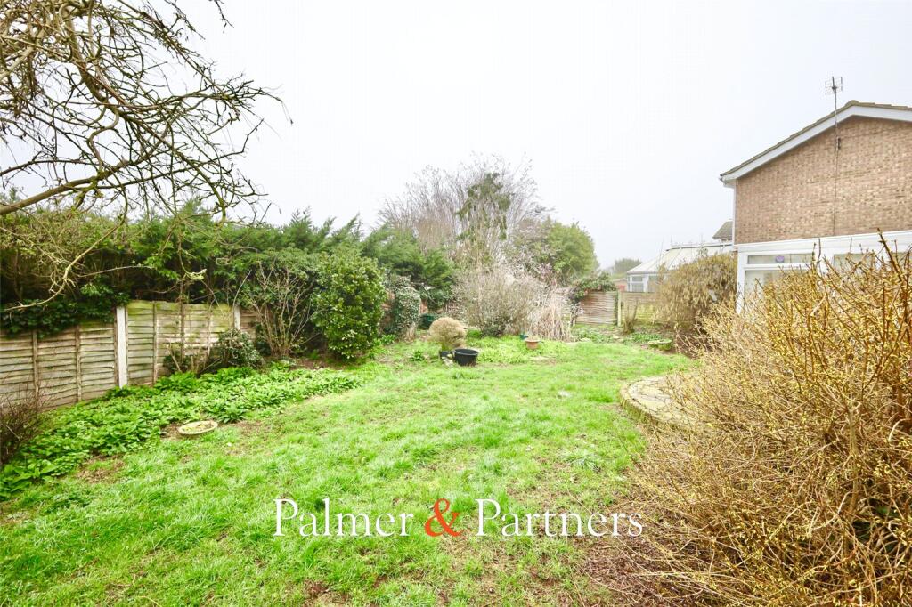 Aylesbury Drive, Holland-on-Sea, Clacton-on-Sea, Essex, CO15 photo 4