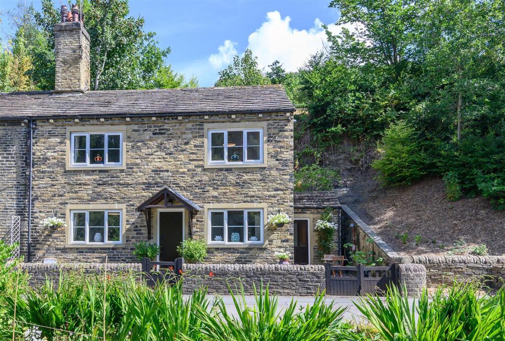 House in Halifax - View 5