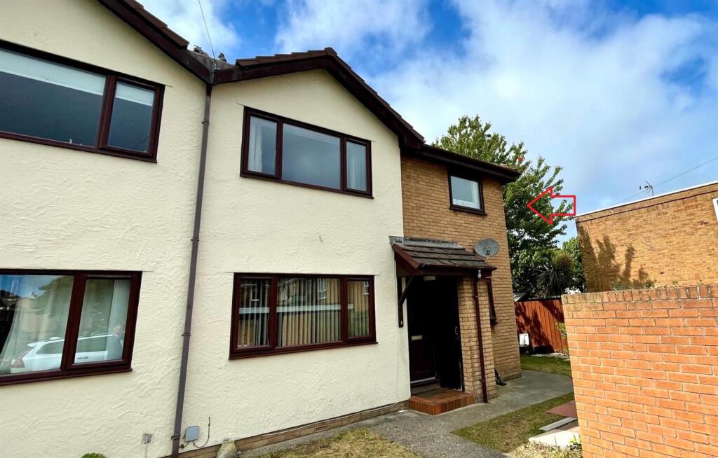 2-bed flat on Clarence Road, Craig y Don, Llandudno, £109,950