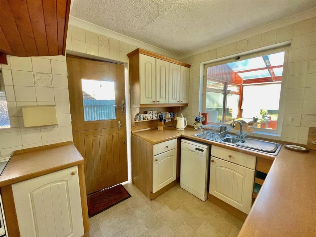 Skimpans Close, Welham Green photo 5