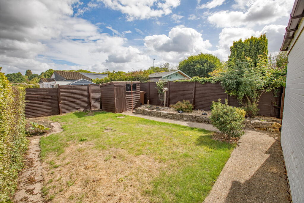 House in Northampton, North Northamptonshire - More
