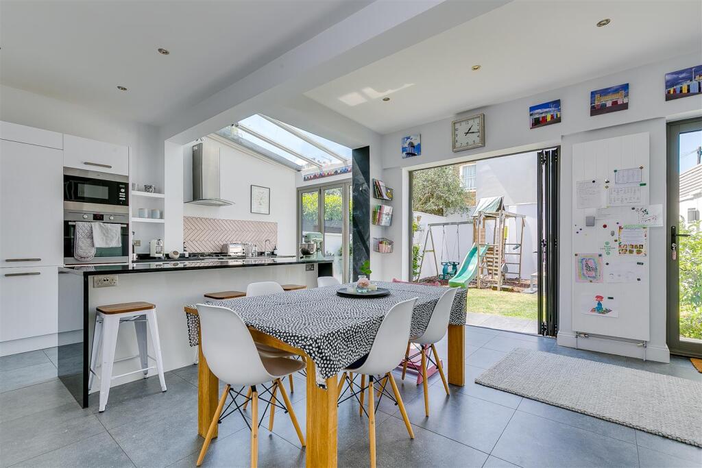 House in London, Grove Park - View 2