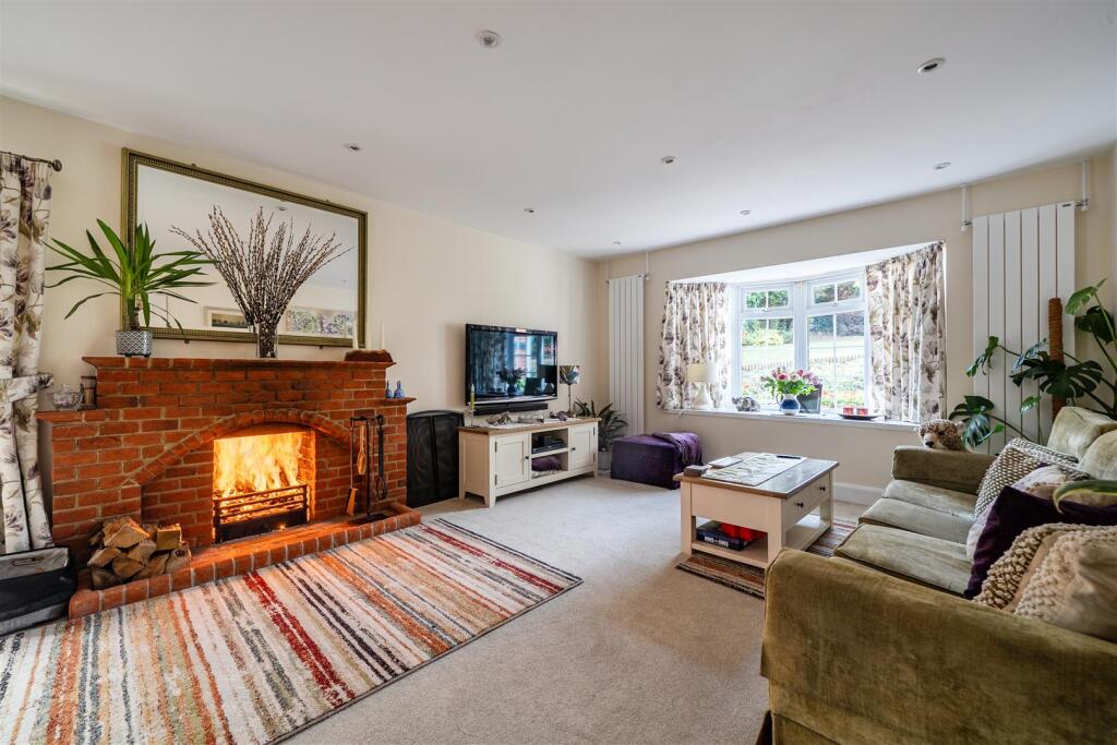Minchin Green, Binfield, Berkshire, RG42 5JW photo 2