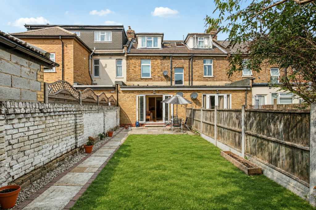 Apartment in Ilford - View 4