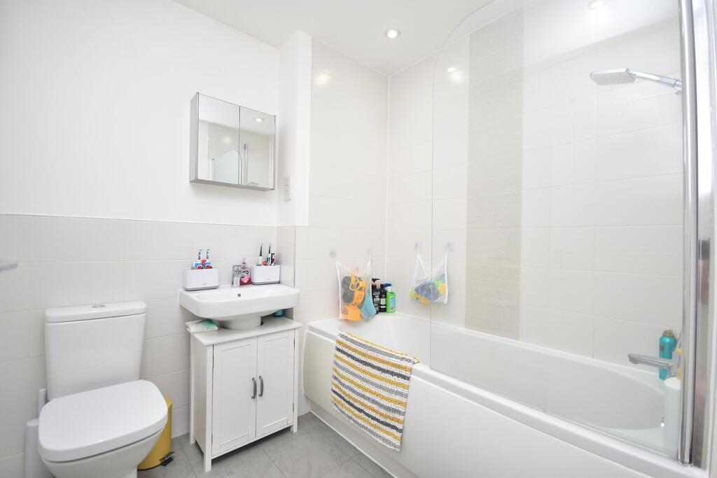 Kensington Close, Northampton, NN2 - More