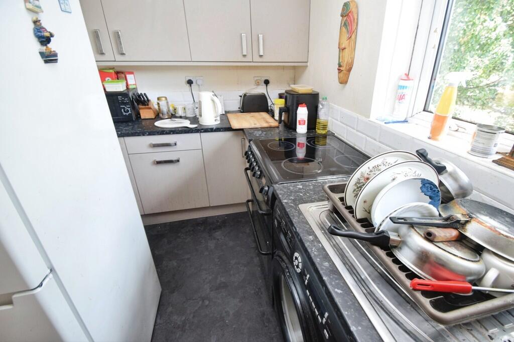 Apartment in Bradford, Shipley - View 4
