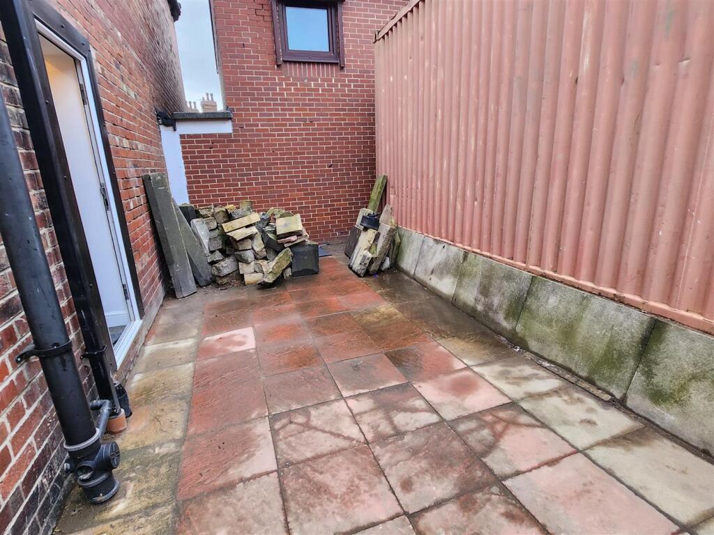 House in Barnsley, Kingstone - More
