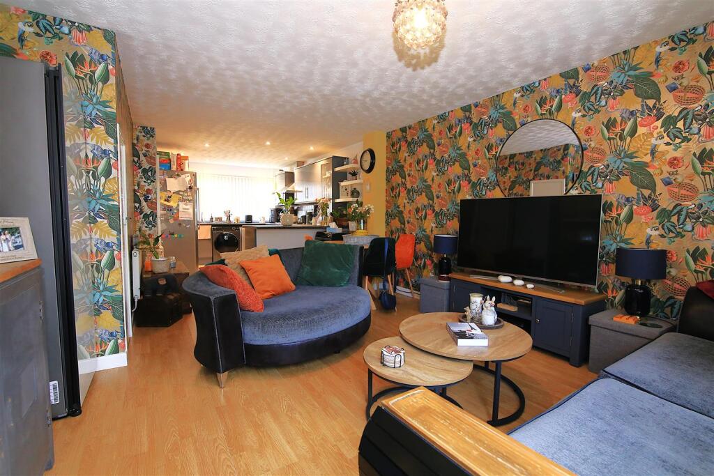 Frobisher Road, Rugby photo 3