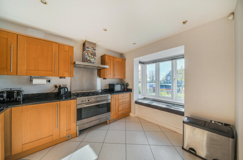 Palace Way, Woking, Surrey, GU22 photo 3
