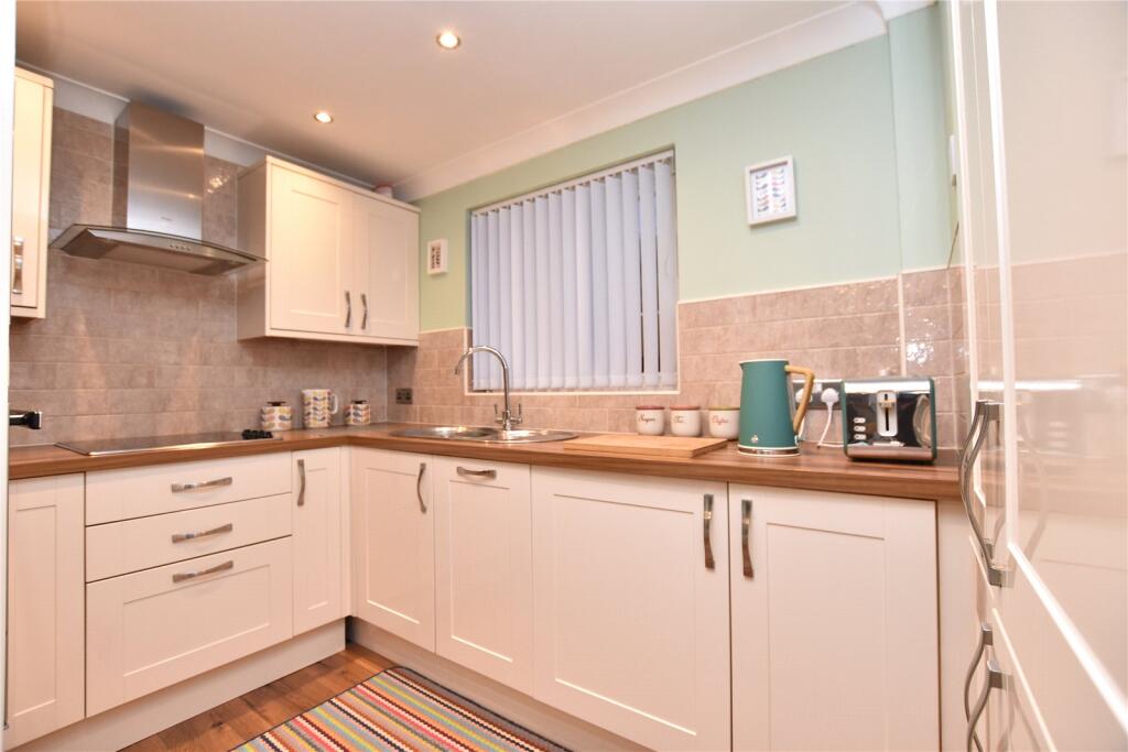 High Bank Close, Leeds, West Yorkshire photo 3