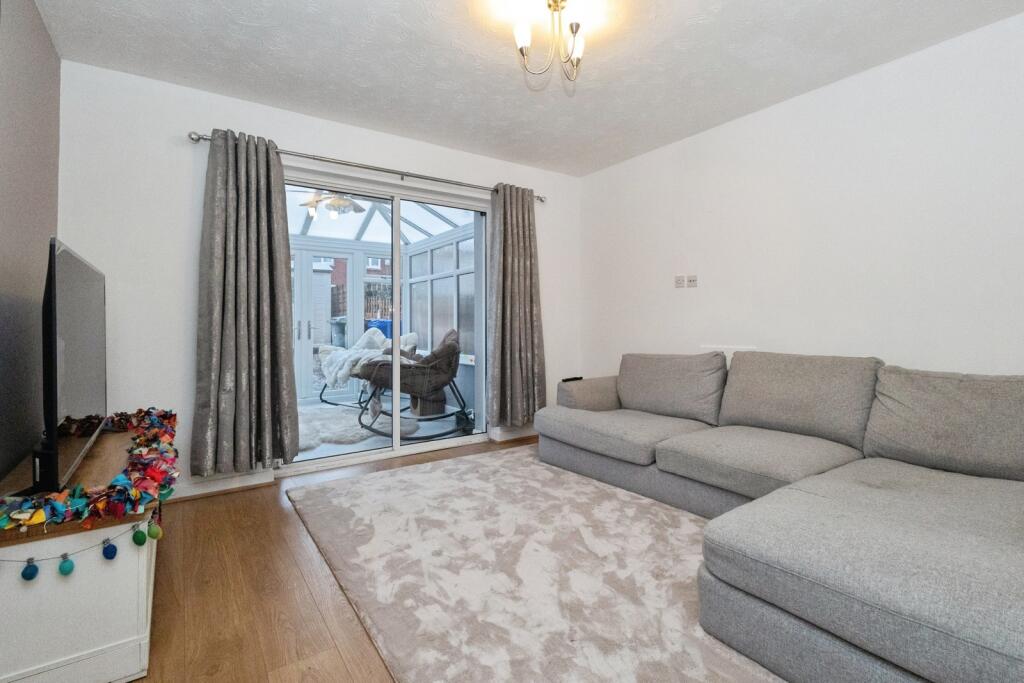 Southfield Close, Dukinfield, Greater Manchester, SK16 photo 3