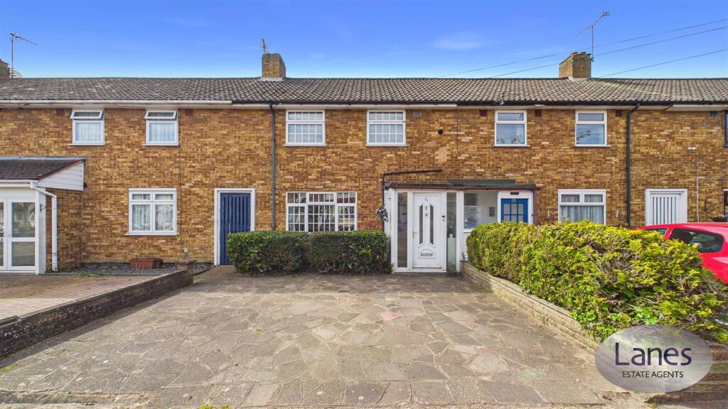 3-bed terraced on Hillview Gardens, Cheshunt, Waltham Cross, £400,000
