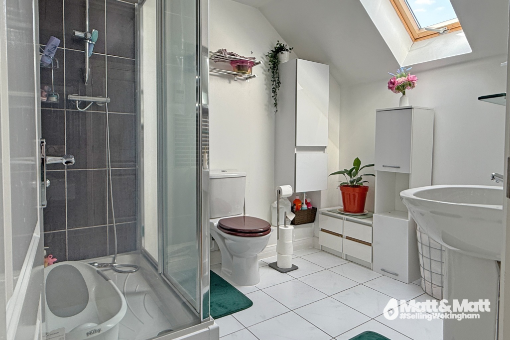 House in Bracknell, Jennett's Park, Hanworth - More