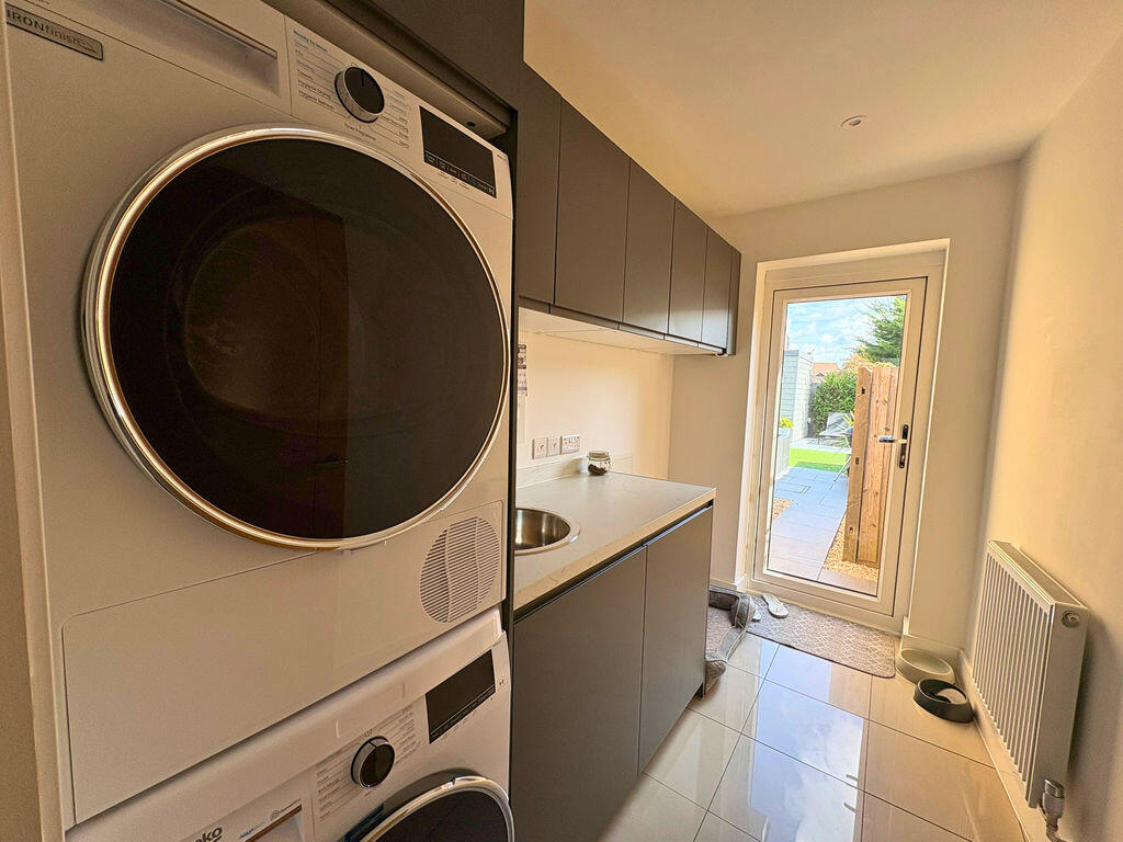 House in Thatcham, West Berkshire - More