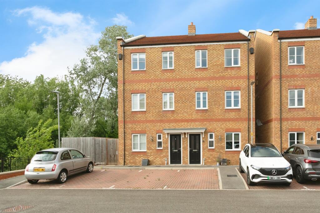 4-bed semi-detached on Hamilton Close, Buckingham, £184,500