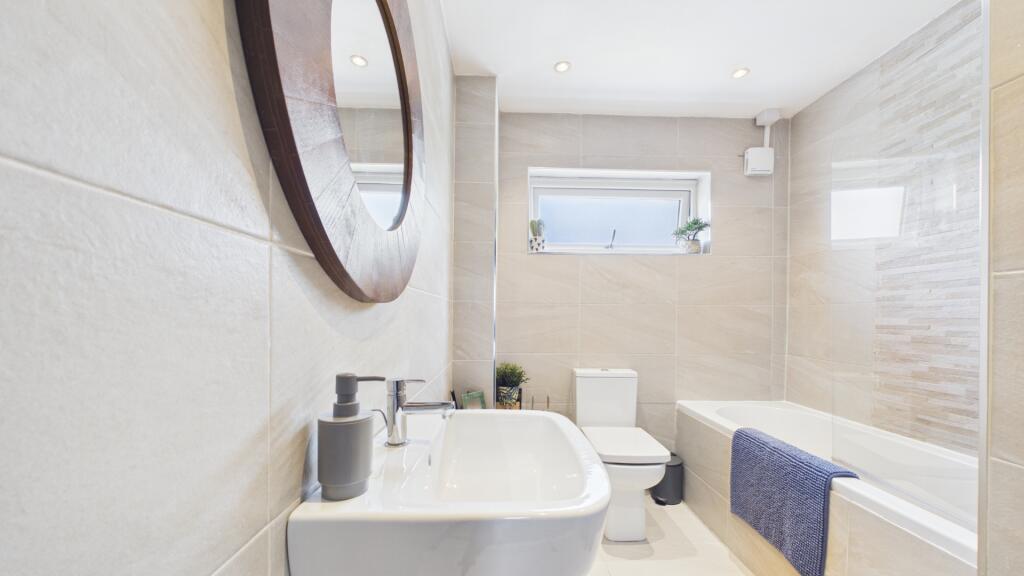 House in Erskine, Renfrewshire - More