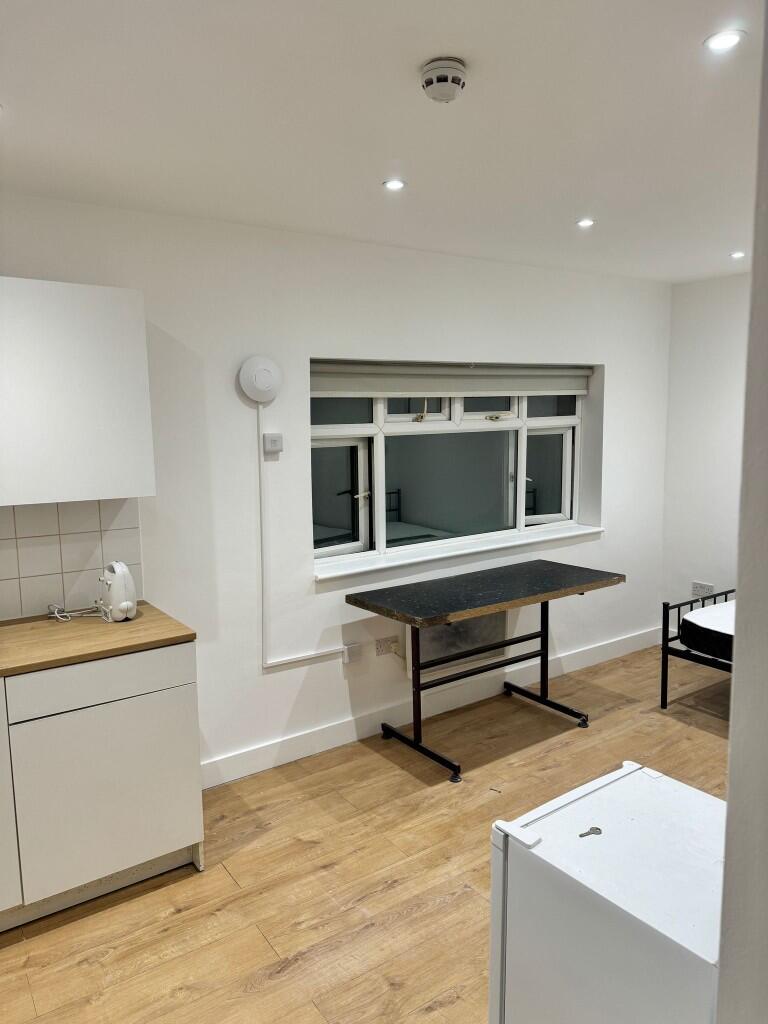 98 North Circular Road, London, NW10 photo 4