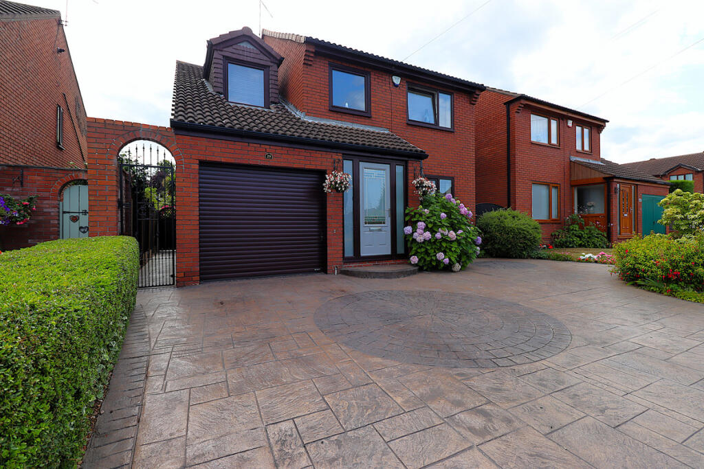 4-bed detached on Pine Hall Drive, Monk Bretton Barnsley, S71, £335,000