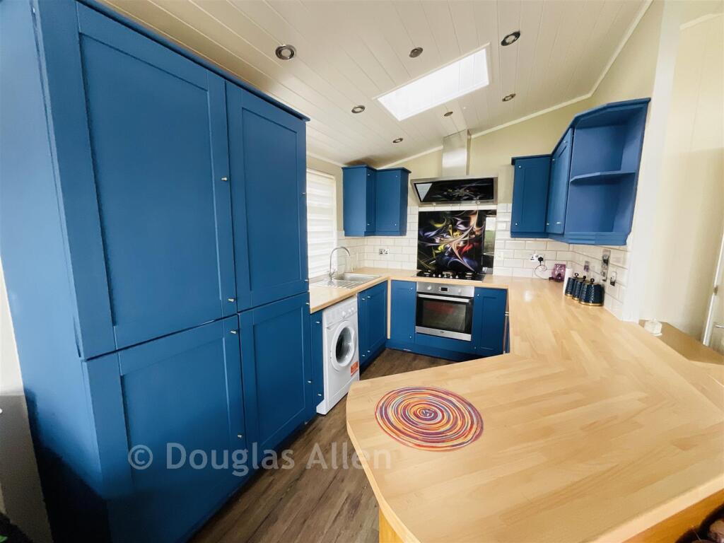 Palm Court, Battlesbridge, Wickford, Essex photo 3