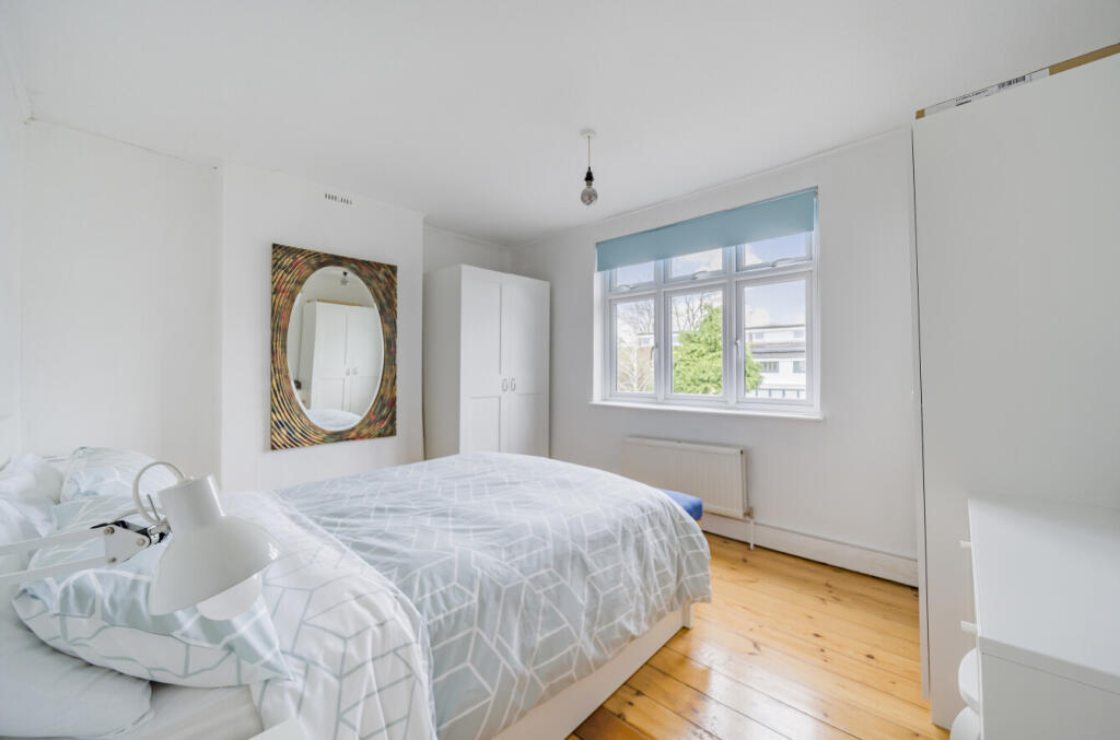 House in Walton-on-Thames, Hersham - More