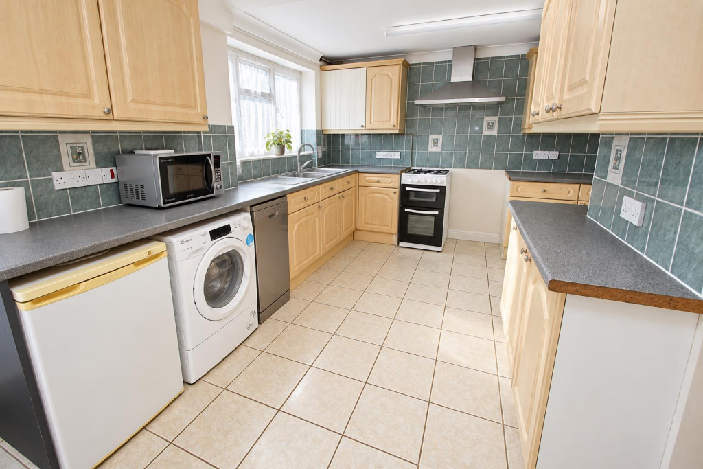 Dee Road, Tilehurst, Reading photo 4